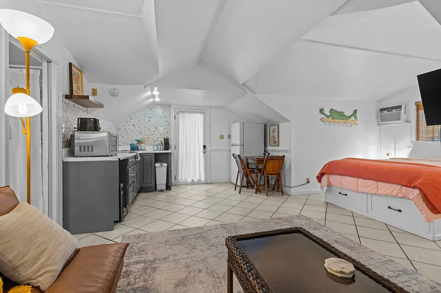 1 bed, 1.0 bath, $4,170 — Photo 3