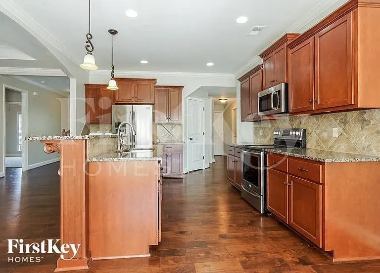 606 Park Lake Cir — Photo 7