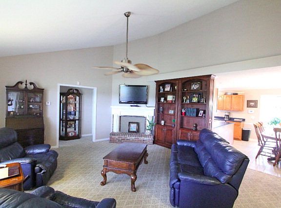 5th image of 111 N Pond Ct