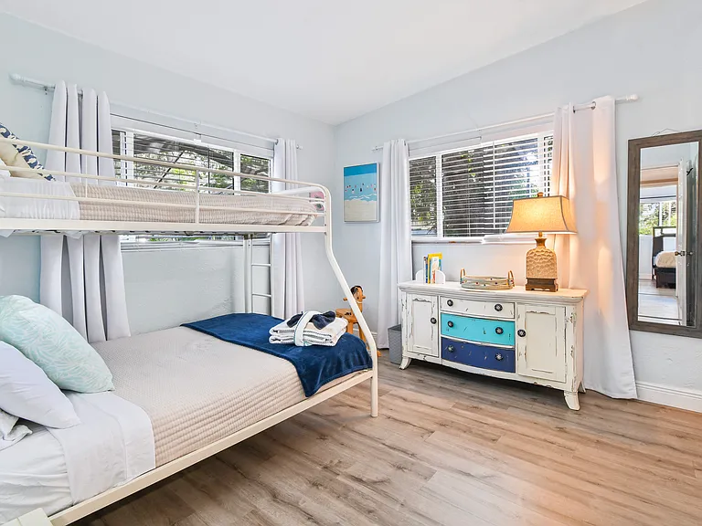 2420 Mineola Dr S — Photo 14