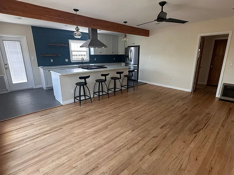2152 Rexford Dr — Photo 2