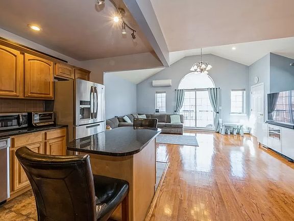 4th image of 39 Bay 38 St #3D