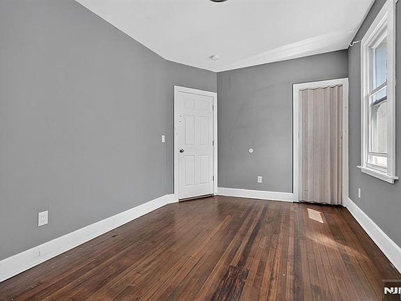 4th image of 723 Jersey Ave