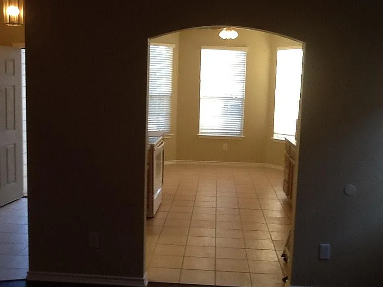 912 Poncho Ln — Photo 2
