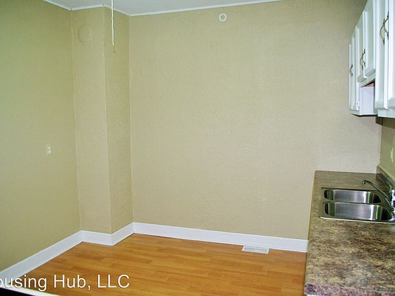 3rd image of 684 Western Ave N