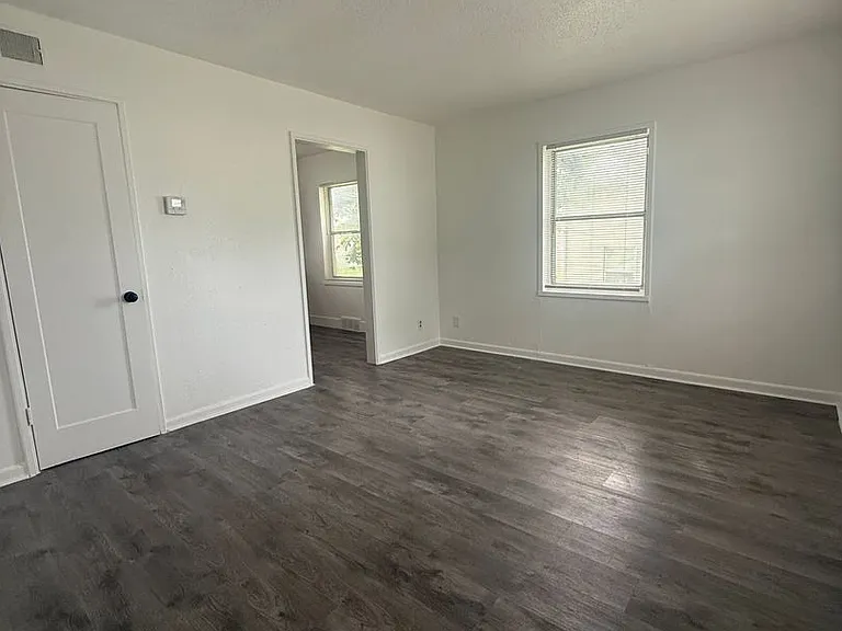 9523-9525 Charlotte St — Photo 4