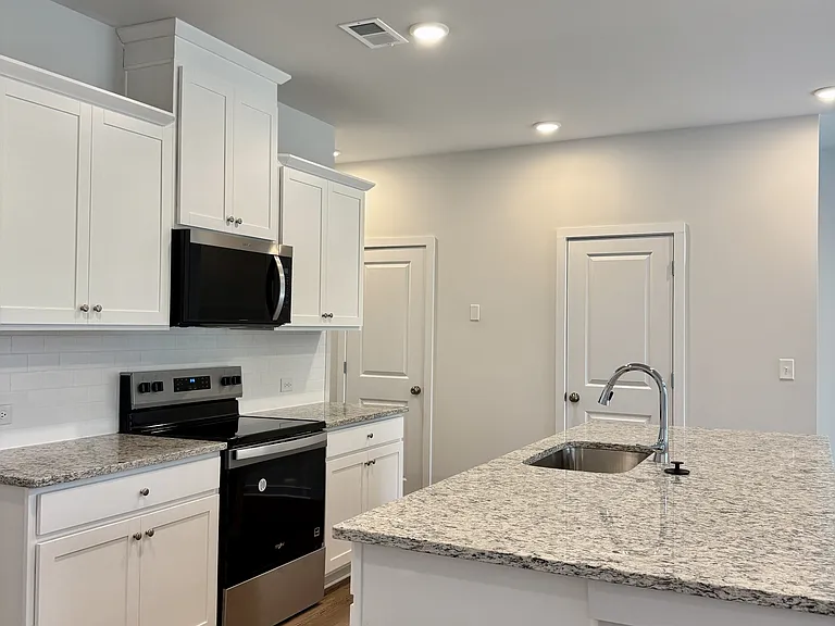 1004 Sutherland Ln #1 — Photo 7