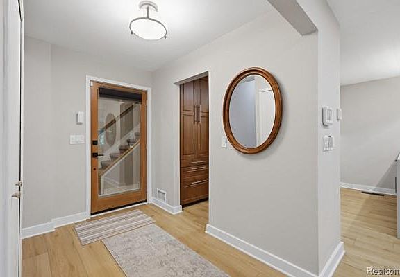 5th image of 1086 York St
