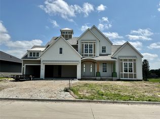 17412 Oakwood Dr, Urbandale, IA 50323