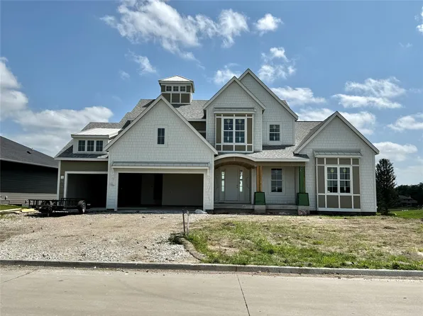 17412 Oakwood Dr, Urbandale, IA 50323