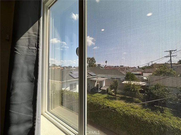 209 1/2 N Serrano Ave — Photo 15