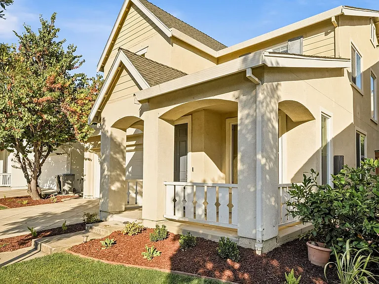 2018 McKenzie Pl — Photo 2