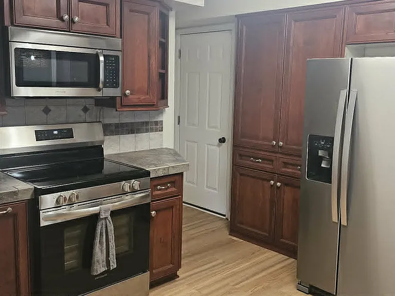 1074 Lakeshore Dr W — Photo 8