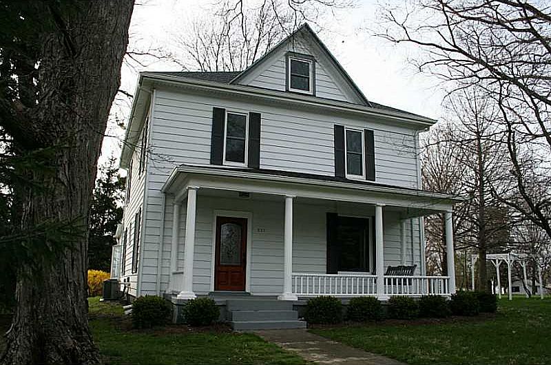 1st image of 221 N Chillicothe St
