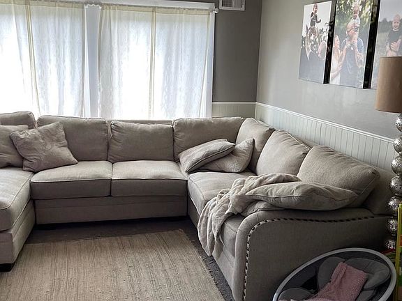 4th image of 13 Commodore Ct