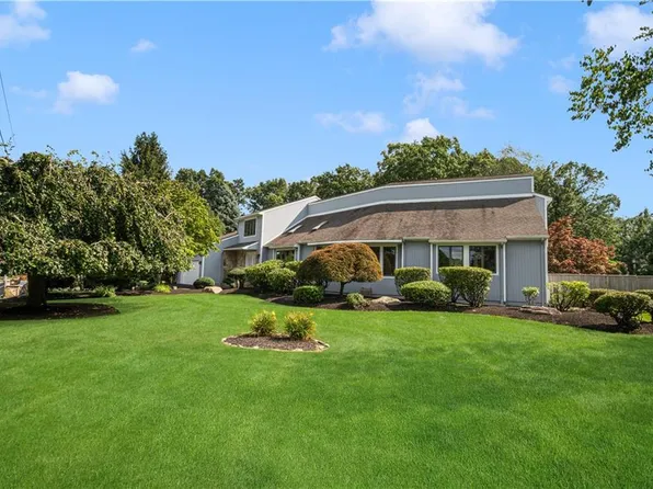 30 Dutchess Dr, Cranston, RI 02921