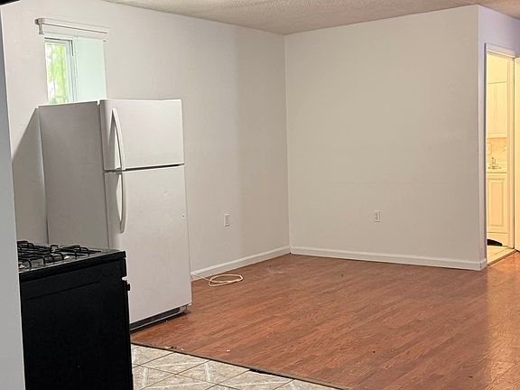 3rd image of 129 Bleecker St #1R
