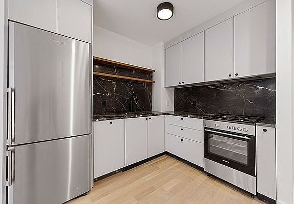 5th image of 250 Gold St #227