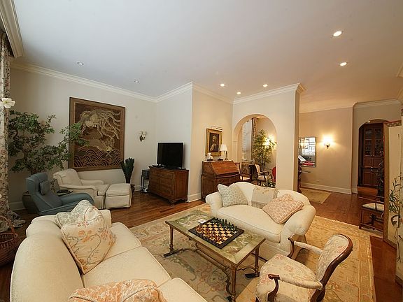 2nd image of 2 E End Ave APT 1E