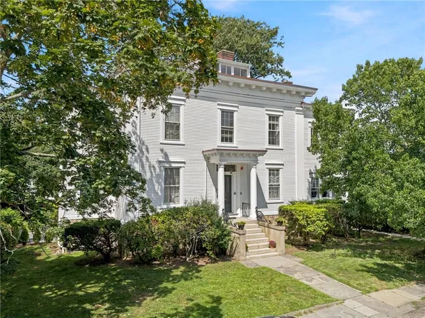 12 Mount Vernon St APT 4, Newport, RI 02840