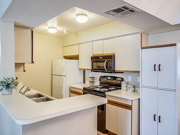 5th image of 10610 S 48th St Unit 1036
