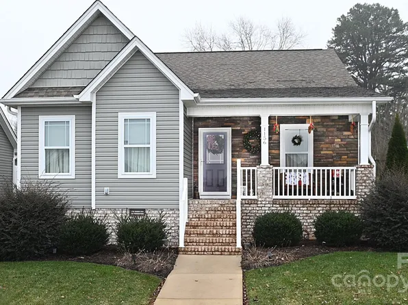 1156 13th Avenue Cir NE, Hickory, NC 28601