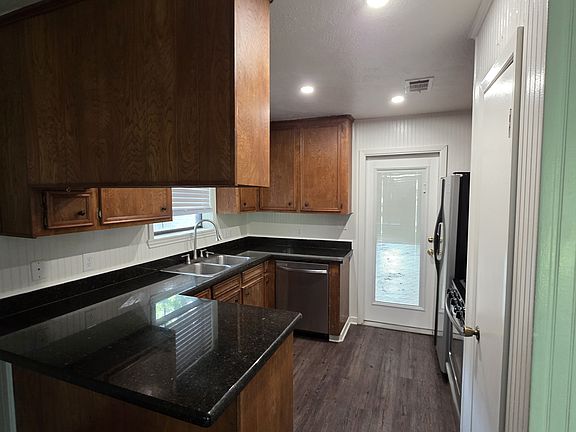 4th image of 4207 Woodcrest Dr