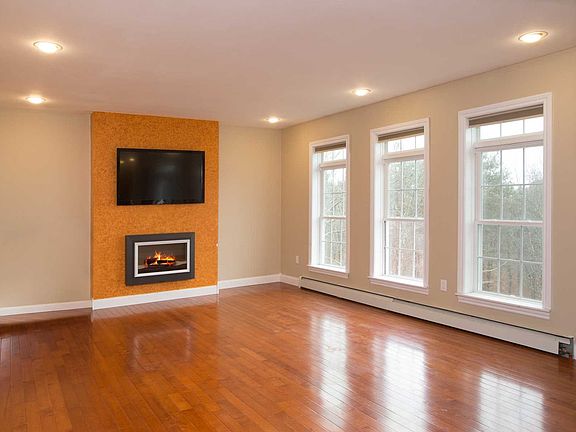 5th image of 32 Upper Meadow Dr