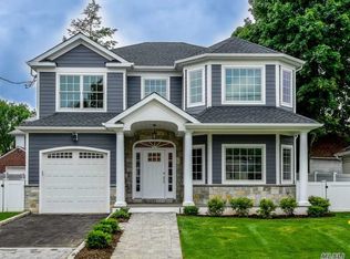 13 Linden St, Manhasset, NY 11030