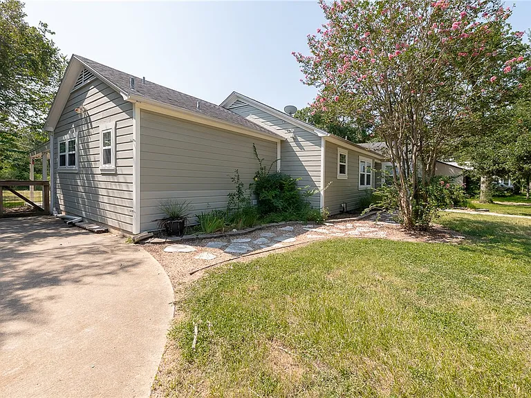 709 Inwood Dr — Photo 3
