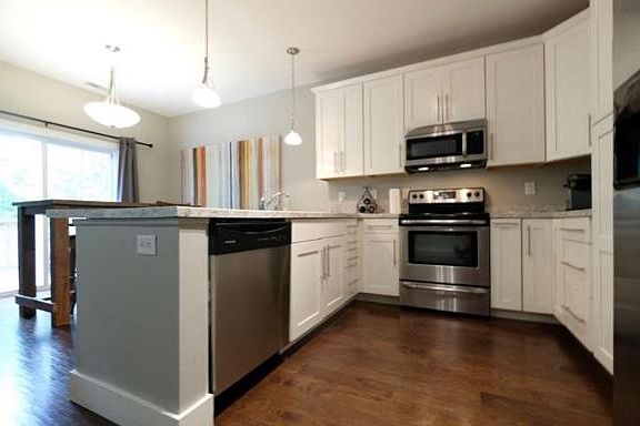3rd image of 4326 N Cypress Ln