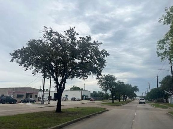 Exterior Neighborhood (street photo)