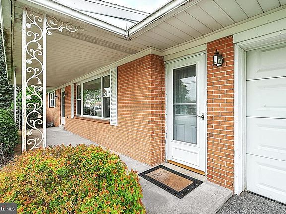 4th image of 17 Stony Ln