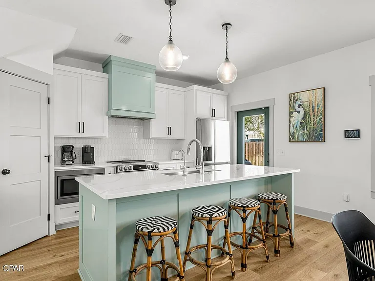 22524 Lakeview Dr — Photo 3