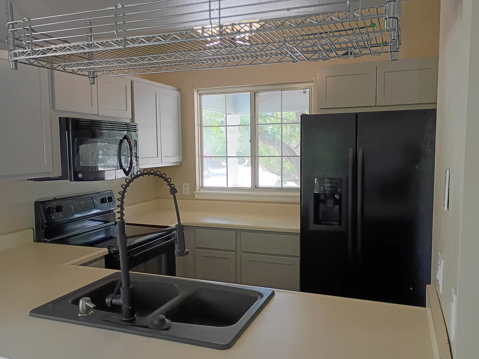 4 bed, 1556 sqft, $3,000 — Photo 2