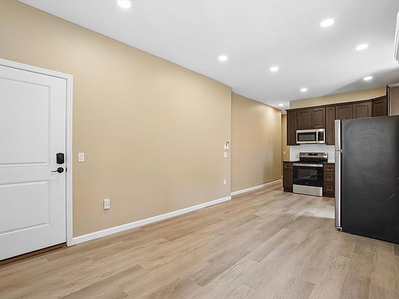 4th image of 405 School St Unit 1