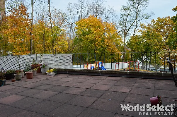 Sold by WorldSelect Real Estate | media 14