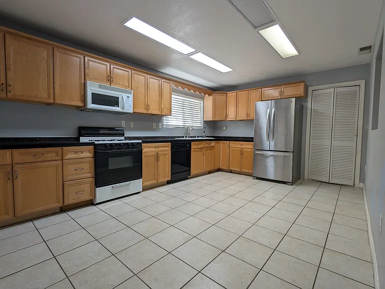 1126 Voltaire Dr — Photo 2
