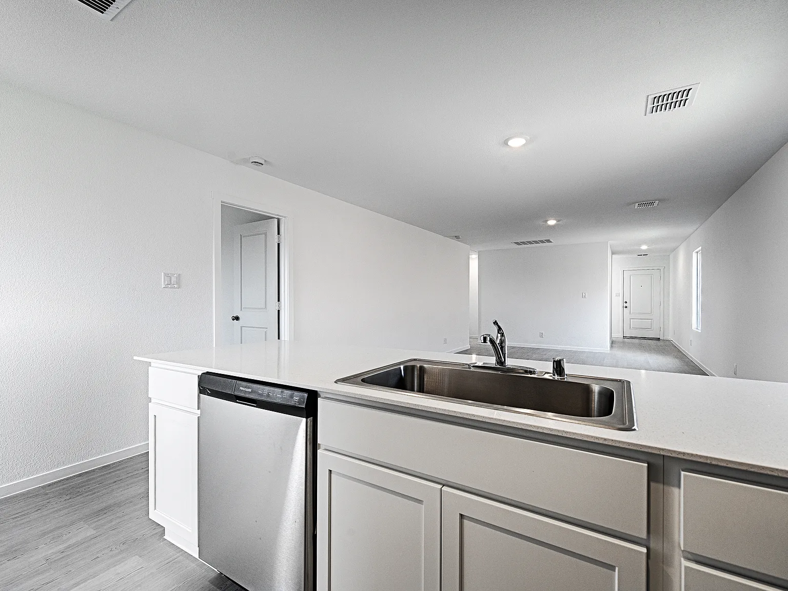 3 bed, 1461 sqft, $2,300 — Photo 4