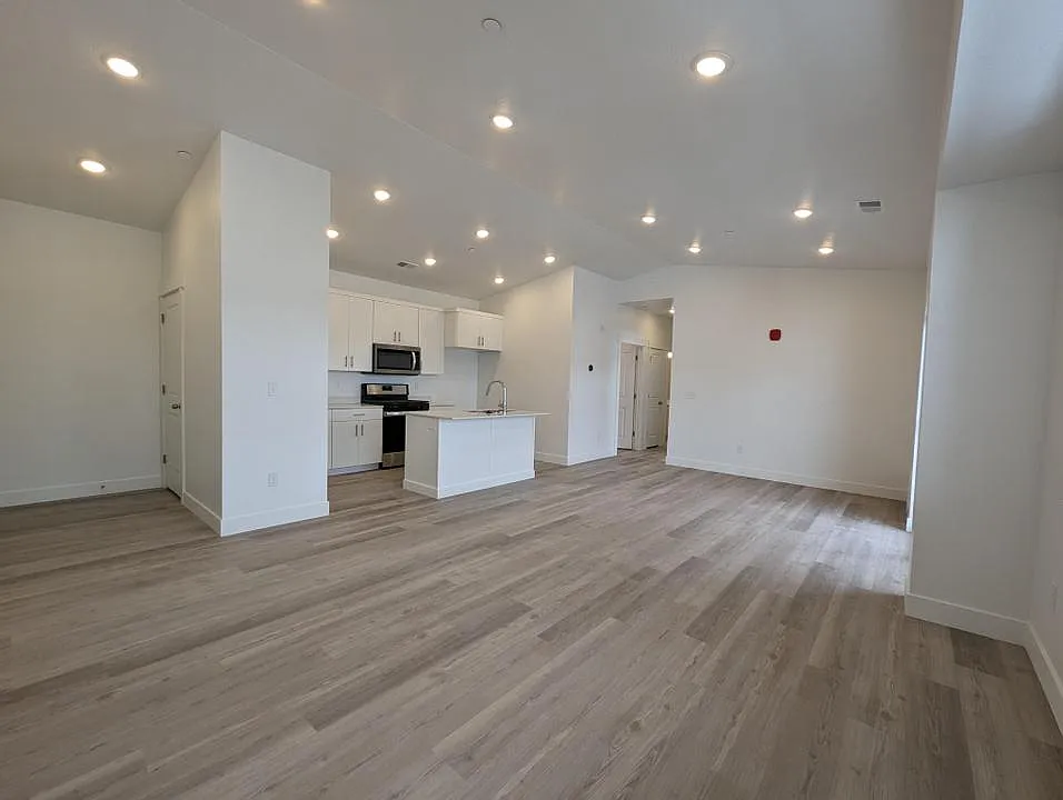 471 W 15 S — Photo 3