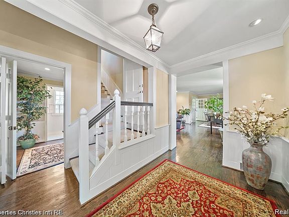 3rd image of 6050 W Surrey Rd