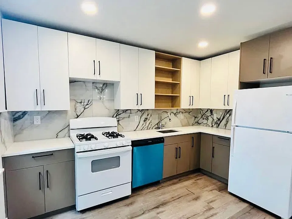 28 E 47th St #1B