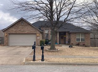 2600 N Shadow Crest Dr, Fayetteville, AR 72704
