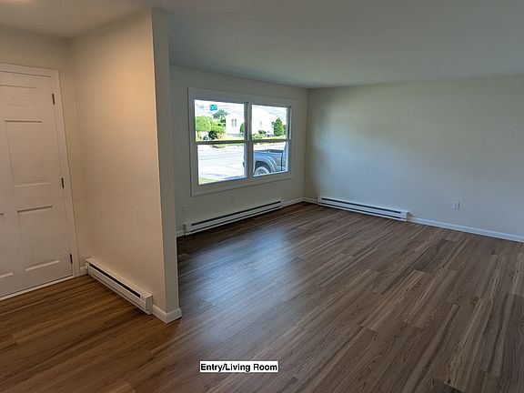 Entry/Living Room
