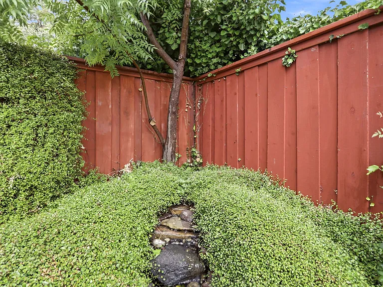 927 Lorne Way — Photo 42