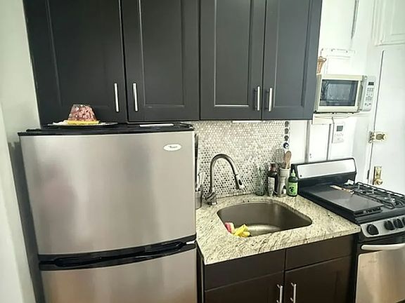 4th image of 231 Thompson St APT 22