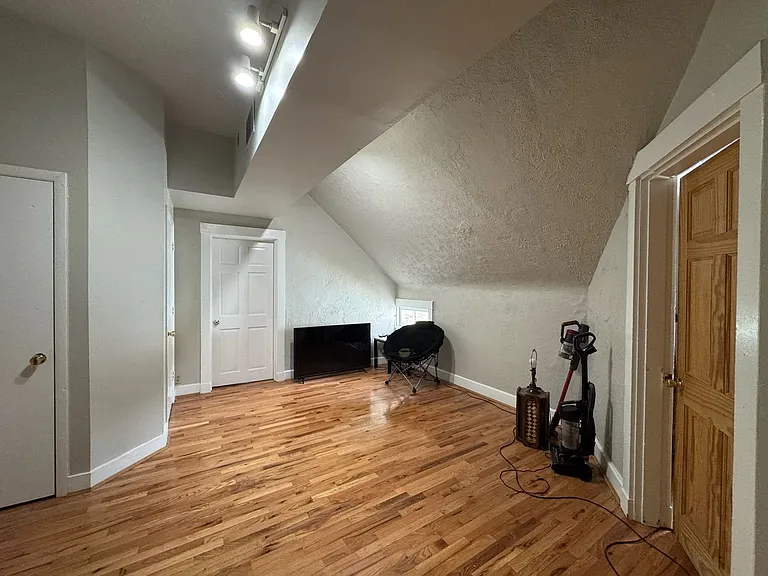 26 Conklin Apts — Photo 7