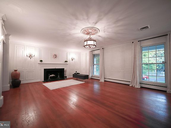 5th image of 1382 Woodside Dr