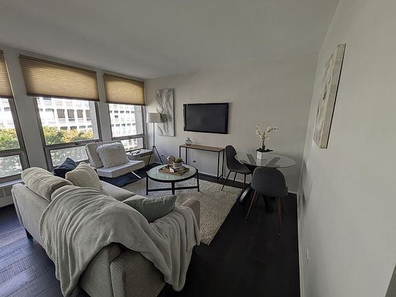 4th image of 1400 E 55th Pl APT 509S