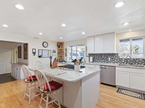 903 NW Hewitt Ln, Grants Pass, OR 97526